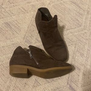 Size 8.5, Universal Threads, booties